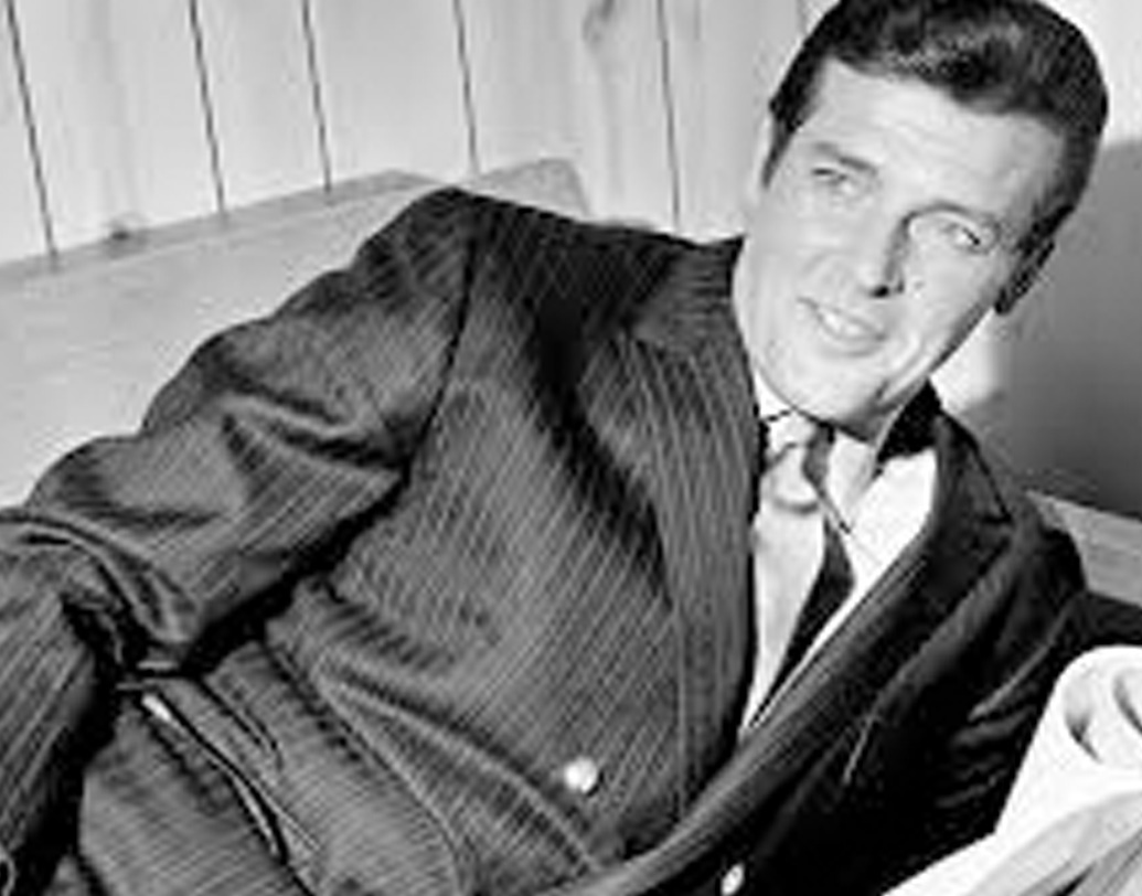 বিয়ের কয়েক বছর পর থেকে আর্থিক বিষয় নিয়ে শুরু হয় টানাপড়েন। রজার মুরের তখনকার স্বল্প রোজগারে খুশি ছিলেন না ডুর্ন। ১৯৫৩ সালে তাঁদের বিচ্ছেদ হয়ে যায়। ততদিনে মুর মন দিয়ে ফেলেছেন গায়িকা ডরোথি স্কুইরকে।  (ছবি: সোশ্যাল মিডিয়া)