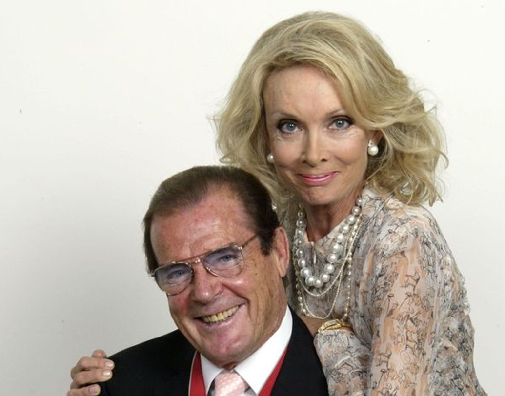 ড্যানিশ সোশ্যালাইট ক্রিস্টিনা থোলস্ট্রাপের সঙ্গে ১৯৯৩ সালে লিভ ইন শুরু করলেন রজার মুর। ২০০০ সালে মাত্তিয়োলির থেকে ডিভোর্স পাওয়ার পরে তিনি ২০০২ সালে বিয়ে করেন ক্রিস্টিনাকে। এই ঘটনার জেরে তিন সন্তান মুখ ফিরিয়ে নেন তাঁর থেকে। পরে অবশ্য তাঁদের সঙ্গে রজার মুরের সম্পর্ক আবার স্বাভাবিক হয়।  (ছবি: সোশ্যাল মিডিয়া)