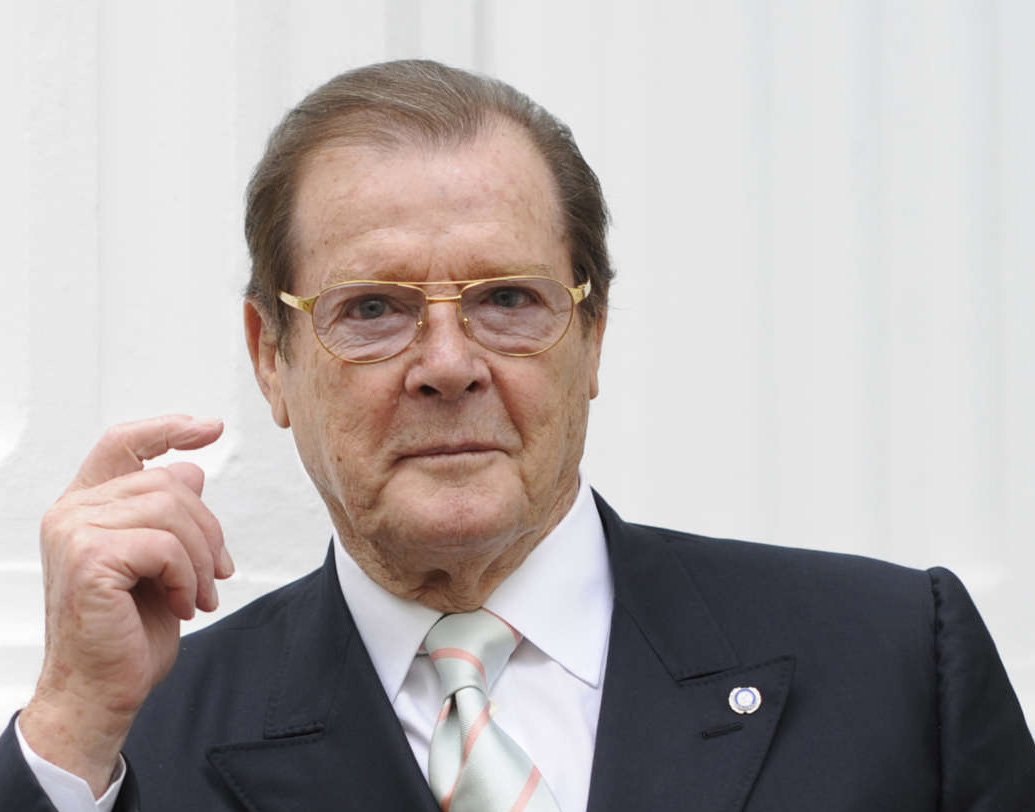 ১৮ বছর বয়সে প্রথম বিয়ে। চতুর্থ বিয়ে ৭৫-এ। রজার মুরের জীবন পর্দার ব্রিটিশ গুপ্তচরের থেকে কোনও অংশে কম রঙিন নয়। প্রসঙ্গত, বিচ্ছেদ হয়ে গেলেও প্রাক্তন দ্বিতীয় স্ত্রী ডরোথির সঙ্গে সব সম্পর্ক তিনি ছিন্ন করেননি। ১৯৯৬ থেকে শুরু করে ১৯৯৮-এ ডরোথির মৃত্যু অবধি, তাঁর ক্যানসার চিকিৎসার সব ব্যয় বহন করেছিলেন রজার মুর।   (ছবি: সোশ্যাল মিডিয়া)