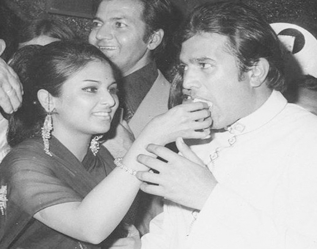 কিন্তু সাতের দশকের গোড়ায় ভেঙে যায় তাঁদের বহুচর্চিত সম্পর্ক। ১৯৭২ সালে রাজেশ বিয়ে করেন ডিম্পল কাপাডিয়াকে। কিন্তু সে সম্পর্কও ভেঙে যায়। ১৯৮৪ সালে দুই মেয়েকে নিয়ে আলাদা হয়ে যান ডিম্পল। তবে তাঁদের বিচ্ছেদের প্রক্রিয়া সম্পূর্ণ হয়নি।   (ছবি : সোশ্যাল মিডিয়া)