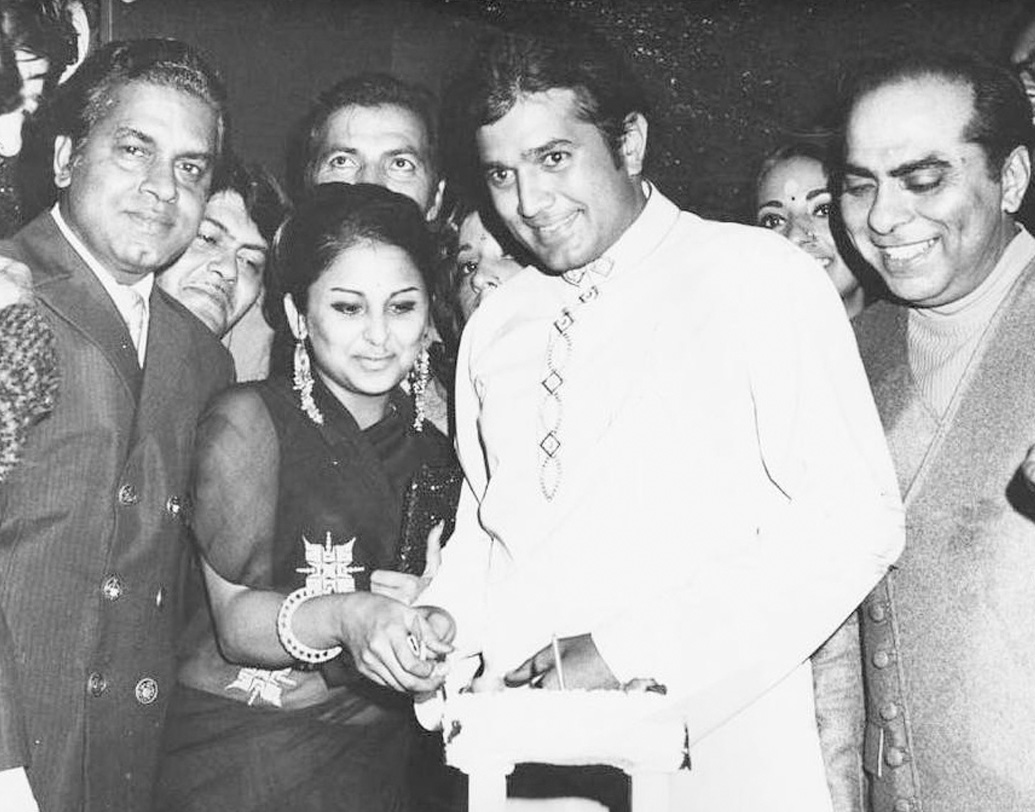 শোনা যায়, অঞ্জু এবং ডিম্পল, দু’ ক্ষেত্রেই বিচ্ছেদের কারণ ছিল রাজেশের ওভার পজেসিভনেস। এক সাক্ষাৎকারে অঞ্জু জানিয়েছিলেন, তিনি শাড়ি পরলে রাজেশ বলতেন পাশ্চাত্যের পোশাক পরতে। আবার স্কার্ট পরলে বলতেন ভারতীয় পোশাকে সাজতে।  (ছবি : সোশ্যাল মিডিয়া)