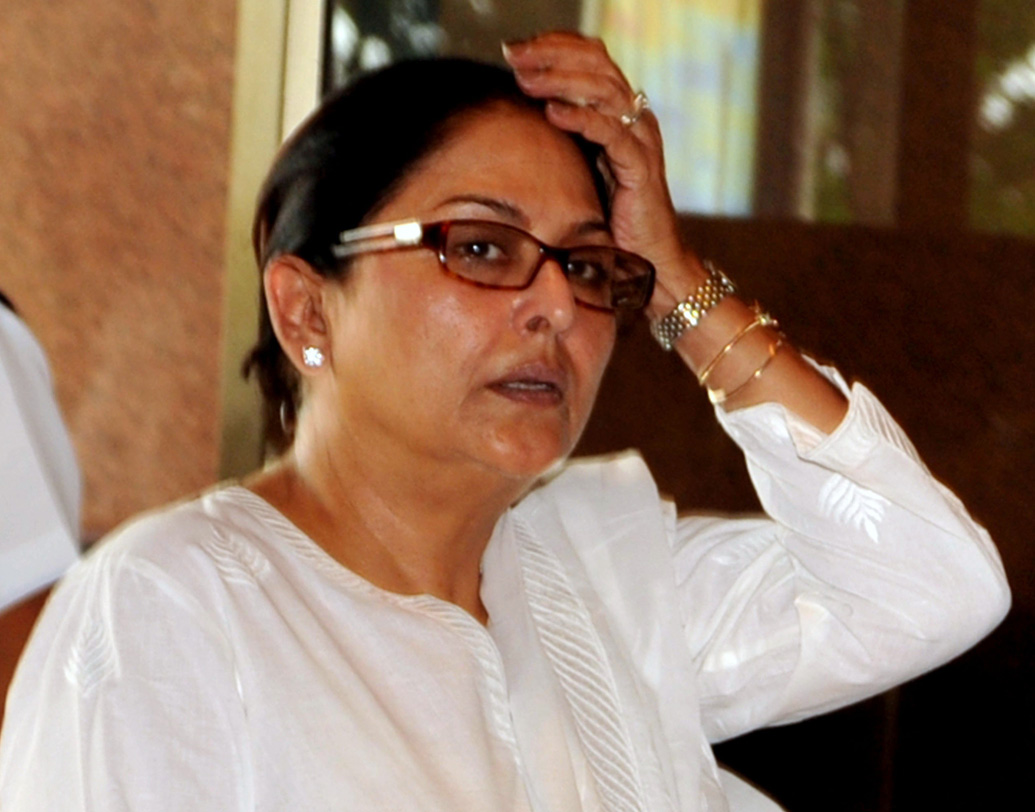 তবে অঞ্জু বরাবর এই অভিযোগ অস্বীকার করে গিয়েছেন। তাঁদের মধ্যে দীর্ঘদিন কথাবার্তাও বন্ধ ছিল। ১৭ বছর পরে তাঁরা ফের কথা বলেন ১৯৮৮ সালে। পরে অসুস্থ রাজেশের খোঁজ রাখতেন অঞ্জু। শোকে মুহ্যমান অঞ্জুকে দেখা গিয়েছিল রাজেশের শেষযাত্রাতেও।  (ছবি : সোশ্যাল মিডিয়া)