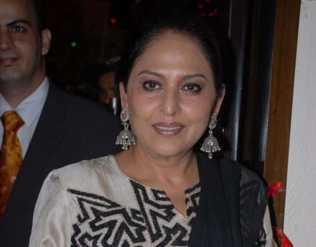 বর্ষীয়ান অঞ্জু এখন মূলত টেলিভিশনের অভিনেত্রী। ‘ডার্টি পিকচার’, ‘পেজ থ্রি’-তে অভিনয় করলেও তাঁর মূল লক্ষ্য এখন ছোট পর্দা। অবসর কাটে রাস্তার পশুদের সেবা-যত্ন করে। এ ছাড়া শখ আছে বাগান সাজানোরও। কাজের ফাঁকে এই শখ দিয়েই দূরে রাখেন একাকিত্ব আর নিঃসঙ্গতাকে।(ছবি : সোশ্যাল মিডিয়া)