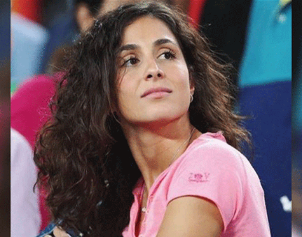 সিসকা একজন বিজনেস গ্রাজুয়েট এবং একটি বিমা কোম্পানিতে কাজ করতেন।