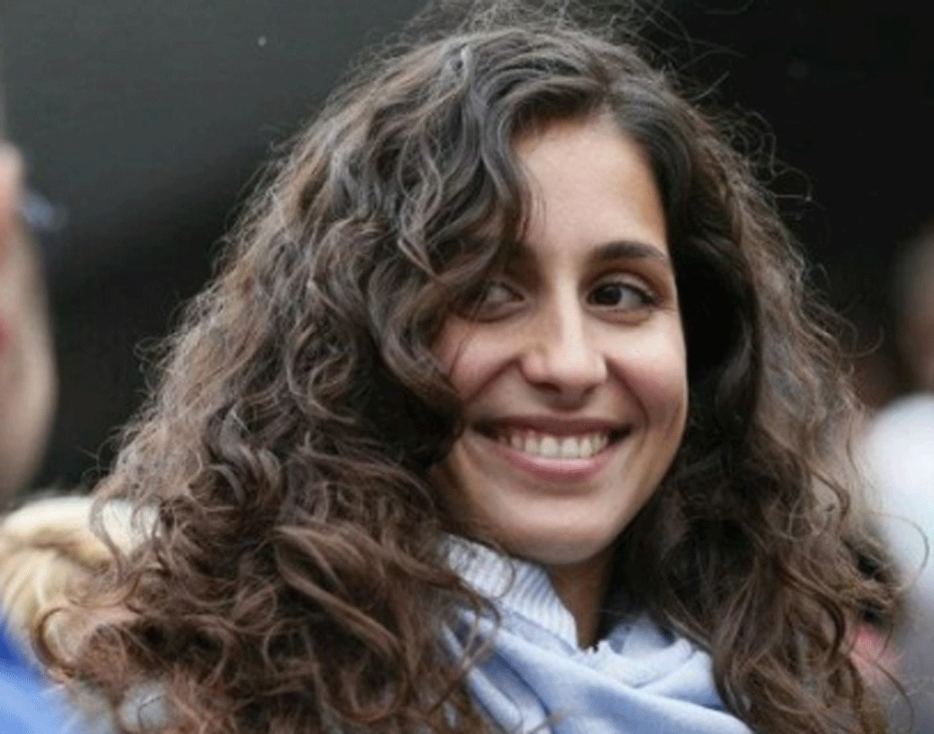 এমনকি জানলে অবাক হবেন সোশ্যাল মিডিয়াতেও তিনি নেই। অর্থাৎ ফেসবুক, টুইটার, ইনস্টাগ্রাম, কোথাও তাঁর অ্যাকাউন্ট নেই।