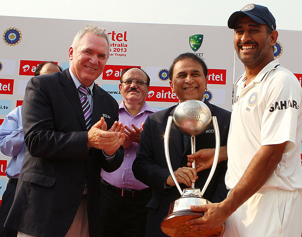 ঘরের মাঠে টানা ১১ টেস্ট সিরিজ জিতলেন কোহালিরা। যা শুরু হয়েছিল ২০১৩ সালে অস্ট্রেলিয়ার বিরুদ্ধে জয়ের মাধ্যমে। সেই সিরিজে অস্ট্রেলিয়াকে ৪-০ হারিয়েছিল মহেন্দ্র সিংহ ধোনির দল। চেন্নাই, হায়দরাবাদ, মোহালি ও নয়াদিল্লিতে জয় আসে যথাক্রমে আট উইকেট, ইনিংস ও ১৩৫ রান, ছয় উইকেট ও ছয় উইকেটে।