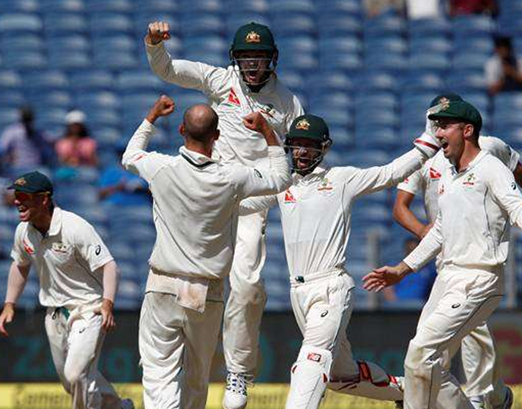 ঘরের মাঠে এই সময়ের মধ্যে ভারত খেলেছে ৩৩ টেস্ট। তার মধ্যে হেরেছে একটিতে। ২০১৭ সালে অস্ট্রেলিয়ার বিরুদ্ধে পুণেয়। সেই টেস্ট স্টিভ স্মিথের অসাধারণ ব্যাটিংয়ের জন্য চিহ্নিত। আইসিসি সেই টেস্টের বাইশ গজকে ‘পুওর’ রেটিং দিয়েছিল।