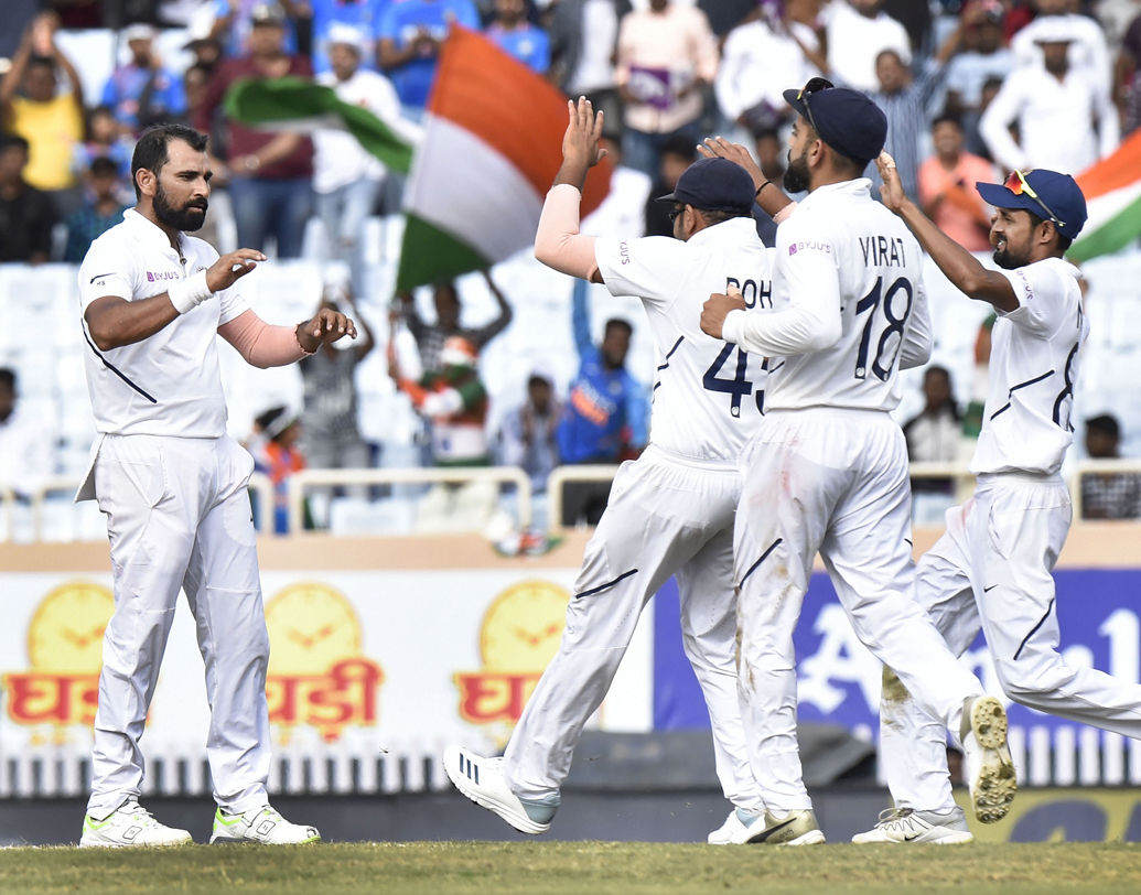 এর আগে ভারতের বিরুদ্ধে টেস্ট সিরিজে দক্ষিণ আফ্রিকা কোনও বার ফলো অন করেনি। যা ঘটল সিরিজের দ্বিতীয় টেস্টে। পুণে টেস্টের পর রাঁচীতেও ফের প্রোটিয়াদের ফলো অন করিয়েছে ভারত। টানা দ্বিতীয় টেস্টে দক্ষিণ আফ্রিকা ফলো অন করেছে এই সিরিজে।