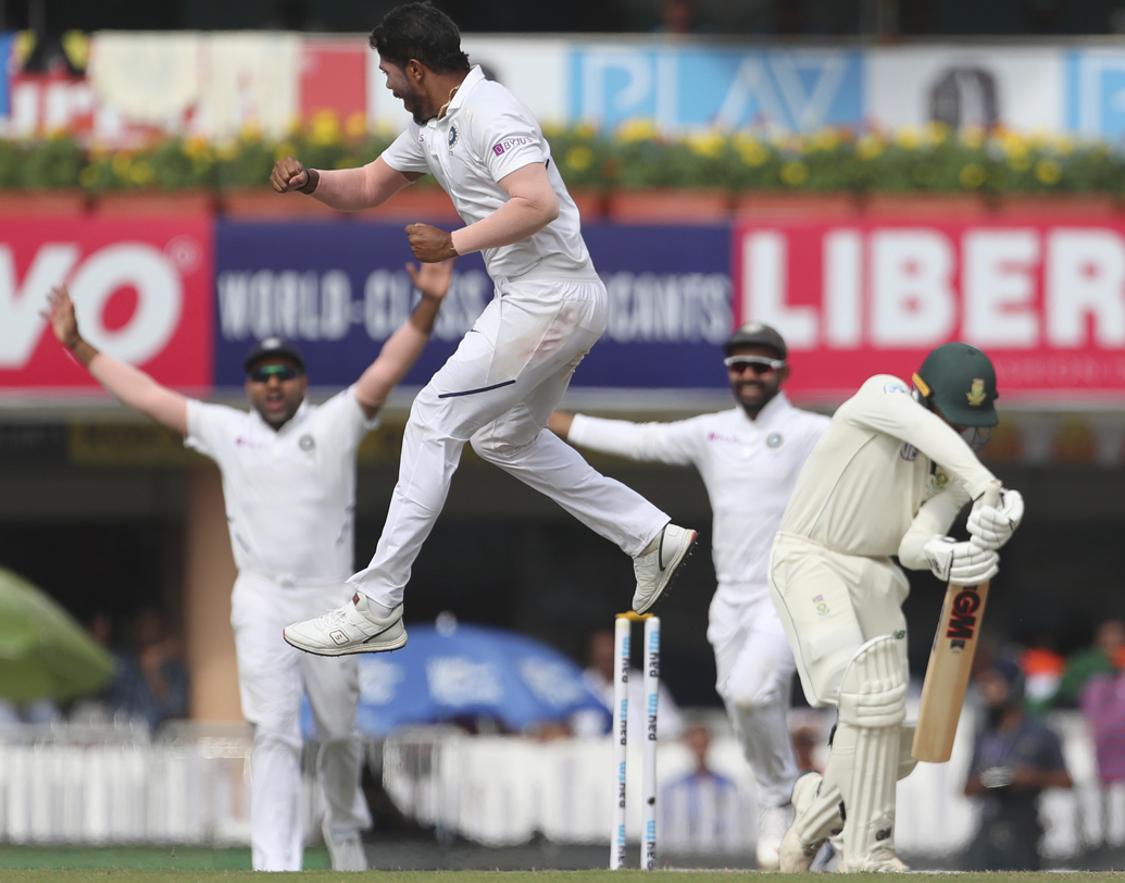 এই সিরিজে টানা দুই টেস্টে ইনিংসে হেরেছে দক্ষিণ আফ্রিকা। এমন শেষ বার ঘটেছিল ১৯৩৫-৩৬ মরসুমে অস্ট্রেলিয়ার বিরুদ্ধে। এত বছর পর ফের টানা দুই টেস্টে ফলো অন করল প্রোটিয়ারা। উমেশ যাদব ও মহম্মদ শামি, দুই পেসার নজর কাড়লেন রাঁচীতে। দু’জনেই নিলেন পাঁচটি করে উইকেট।