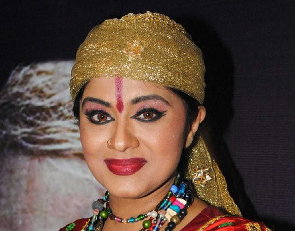 সুধার পরিবার তামিলনাড়ুর তিরুচিরাপল্লীর। তাঁর বাবা মা থাকতেন মুম্বইয়ে। সেখানেই ১৯৬৫ সালের সেপ্টেম্বর মাসে জন্ম সুধার। নাচের প্রতি তীব্র আকর্ষণ দেখে মেয়ের নাচ শেখার ব্যবস্থা করলেন সুধার বাবা, কে ডি চন্দ্রন। (ছবি : সোশ্যাল মিডিয়া)