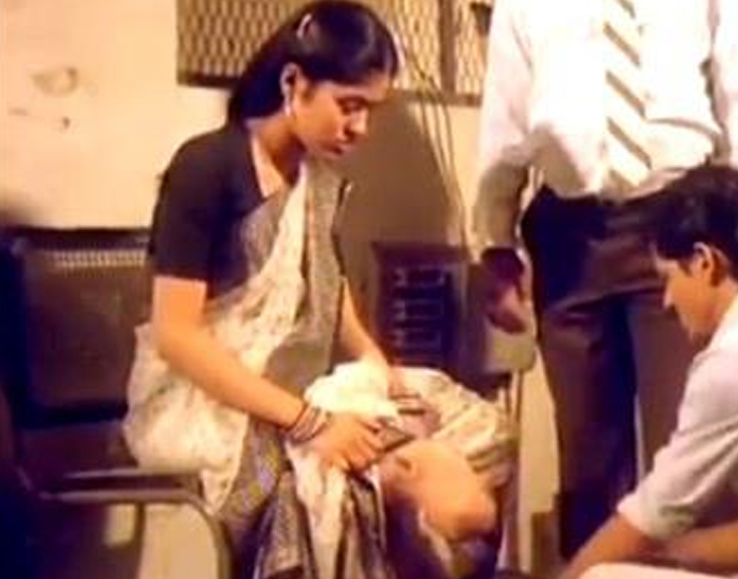 দুর্ঘটনার পরে চার মাস লেগেছিল সুধার সোজা হয়ে দাঁড়াতে। ‘জয়পুর ফুট’ বা কৃত্রিম পায়ের ব্যবস্থা করেন তাঁর বাবা। এরপর তিন বছর ধরে ফিজিওথেরাপি। ধীরে ধীরে কৃত্রিম অঙ্গকেই এগিয়ে চলার মূল মাধ্যম করে নিলেন সুধা। (ছবি : সোশ্যাল মিডিয়া)