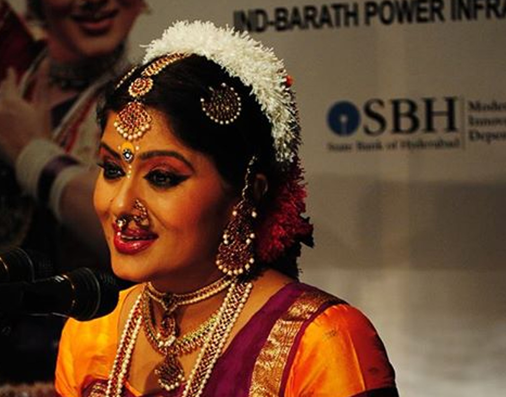 মঞ্চে ওঠার আগে ঠাকুমা সুধার কানে কানে বললেন, ‘ভয় পেয়ো না | ঈশ্বর তোমার সঙ্গে আছেন |’ ক্ষোভে ফেটে পড়ে সুধার প্রতিক্রিয়া, ‘কক্ষণও না! ঈশ্বর আমার সঙ্গে থাকলে ওই দুর্ঘটনা হত না…’ (ছবি : সোশ্যাল মিডিয়া)