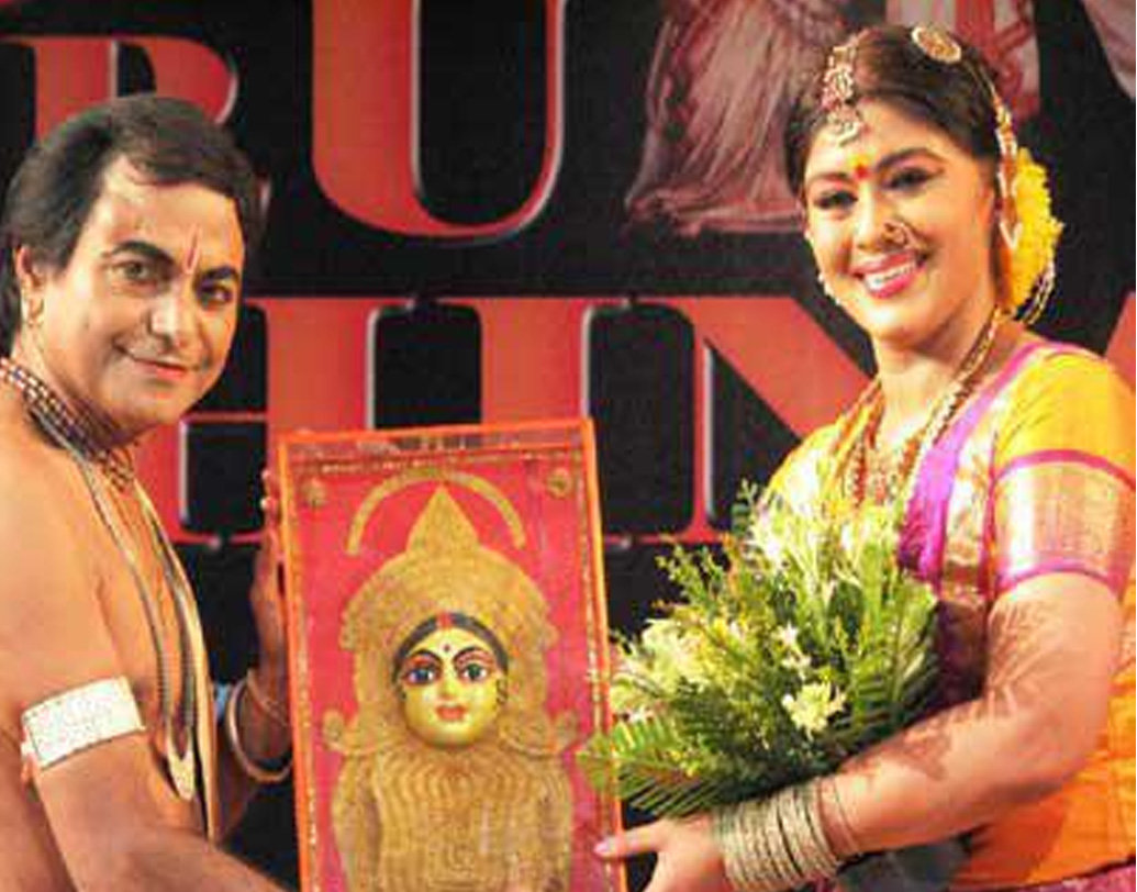 অনুষ্ঠানে সুধার ভরতনাট্যমে মোহিত হয়ে যান অডিটোরিয়ামের দর্শক। স্ট্যান্ডিং ওভেশন দেওয়া হয় জীবনজয়ী তরুণীকে। অনুষ্ঠান শেষে সুধার আসল-নকল দু’টি পা স্পর্শ করেন তাঁর বাবা। মেয়েকে বলেন, তিনি দেবী সরস্বতীর পদযুগল স্পর্শ করলেন। (ছবি : সোশ্যাল মিডিয়া)