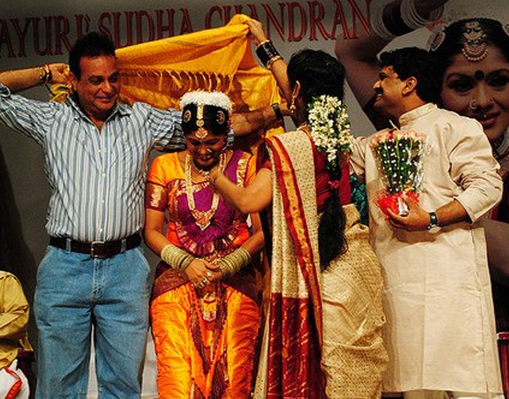 দ্বিতীয় বার পথ চলা শুরু করে দেশ বিদেশ জয় করতে খুব বেশি সময় লাগেনি সুধার। অল্প কয়েকদিনের মধ্যেই তাঁর নাম পরিণত হল এক প্রতিষ্ঠানে। স্কুলের পাঠ্যক্রমে অন্তর্ভুক্ত হল তাঁর ‘লৌহকঠিন মানসিকতা’। (ছবি : সোশ্যাল মিডিয়া)