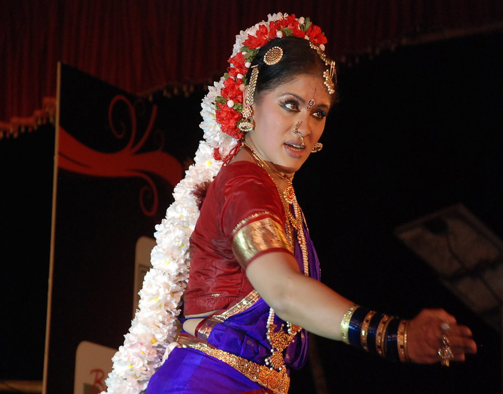 ১৯৯৪ সালে সহকারী পরিচালক রবি ডাং-কে বিয়ে করেন সুধা। নাচ-অভিনয় এবং নিজের নাচের স্কুল নিয়ে ময়ূরীর মতোই শত কলাপে আজ বিকশিত সুধা। (ছবি : সোশ্যাল মিডিয়া)