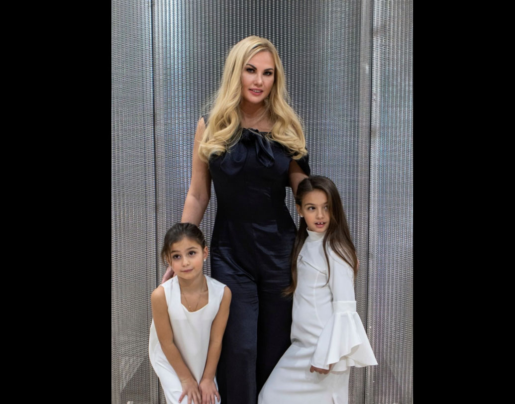 স্নানের জন্য আমরা জল ব্যবহার করি। কিন্তু স্নানের জন্য জল একেবারেই না-পসন্দ কামালিয়ার। স্নানের জন্য লাখ লাখ টাকা খরচ করেন তিনি। ছবি: ইনস্টাগ্রাম।