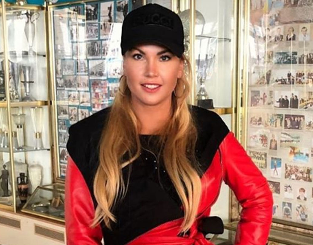 আসলে স্নানের জন্য জল নয়, পরিবর্তে শ্যাম্পেন ব্যবহার করেন কামালিয়া। প্রতি দিন ৫ হাজার টাকা দামের ২০-৩০ বোতল শ্যাম্পেন স্নানের জন্য খরচ করেন। ছবি: ইনস্টাগ্রাম।