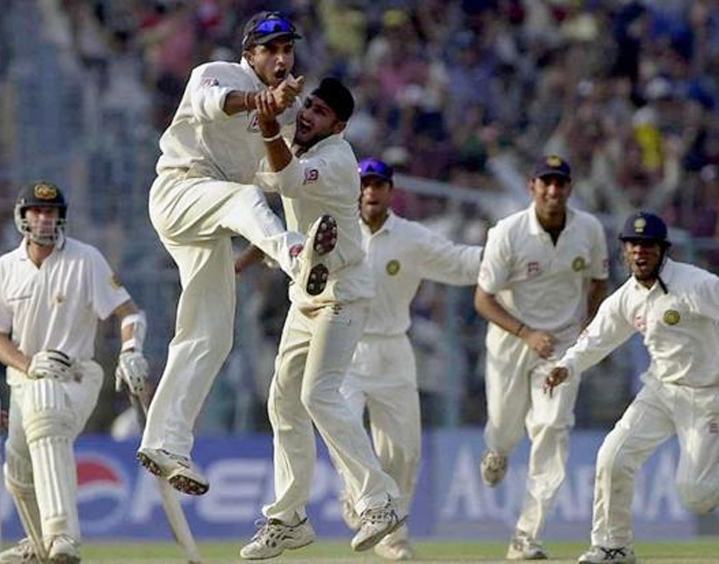 ২০০১ সালে অস্ট্রেলিয়া এসেছিল ভারত। স্টিভ ওয়ার দল টানা ১৫ টেস্ট জিতেছিল। ভারতকে চিহ্নিত করা হয়েছিল ‘ফাইনাল ফ্রন্টিয়ার’ হিসেবে। সৌরভ কিন্তু সমীহ করেননি একটুও। টস হওয়ার সময় অপেক্ষা করিয়ে রেখেছিলেন স্টিভকে। যা ছিল তাঁর ট্যাকটিক্স।