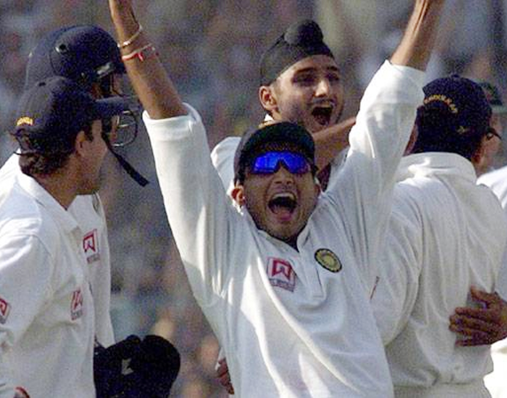 সেই সিরিজে মুম্বইয়ে প্রথম টেস্ট জিতে গিয়েছিল অস্ট্রেলিয়া। তার পর ইডেনে ভিভিএস লক্ষ্মণের ২৮১ ও হরভজন সিংহের হ্যাটট্রিকের সুবাদে সিরিজে সমতা ফেরানো। চেন্নাইয়ে শেষ টেস্টে নাটকীয় ভাবে এল জয়। ২-১ ফলে টেস্ট সিরিজ জিতল সৌরভের ভারত।