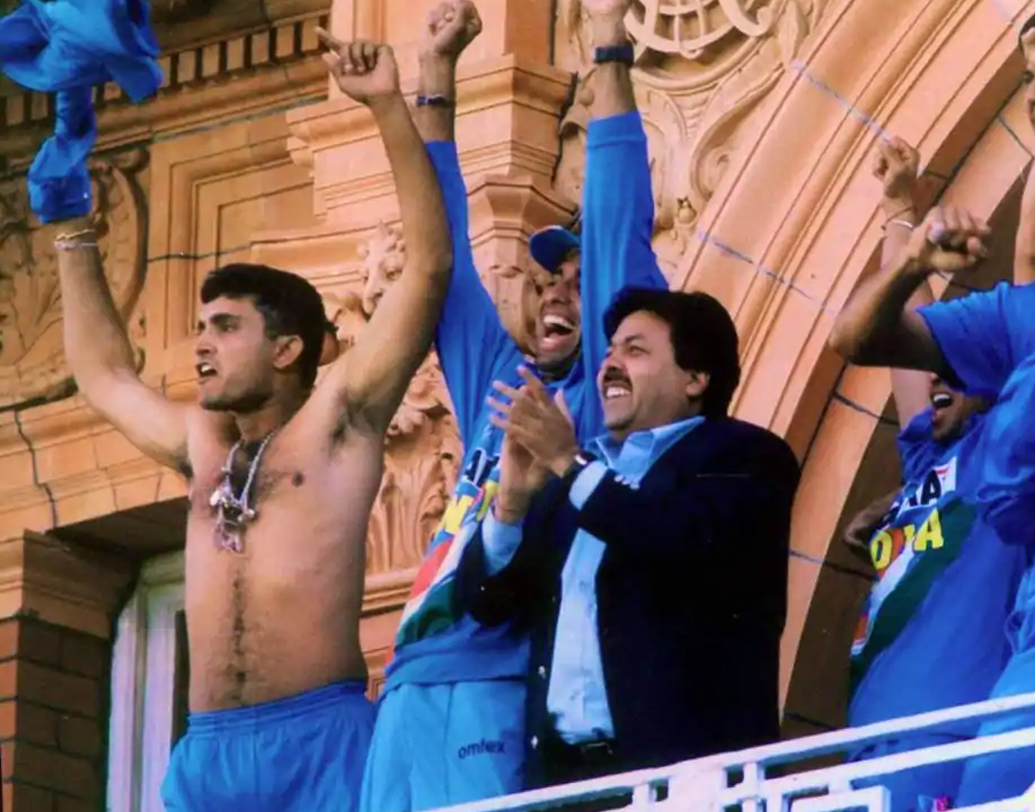 ২০০২ সালে ন্যাটওয়েস্ট ট্রফিতে চ্যাম্পিয়ন হয় টিম ইন্ডিয়া। ফাইনালে জয়ের পর লর্ডসের ব্যালকনিতে জামা খুলে ঘোরান সৌরভ। ওই দৃশ্য হয়ে ওঠে প্রতীকী। যা তুলে ধরে বিশ্বক্রিকেটে ভারতের এগিয়ে আসার ইঙ্গিত।