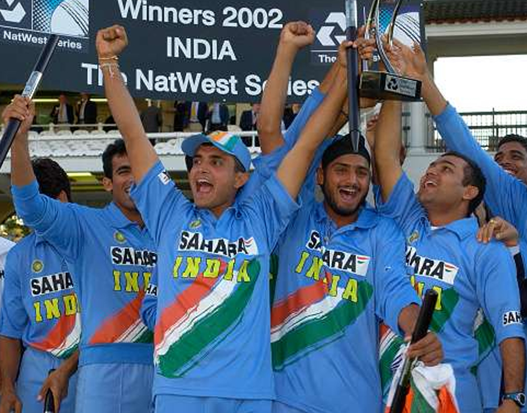 এর কয়েক মাস আগে ভারতে এসে মুম্বইয়ে ওয়ানডে সিরিজ জেতার পর জামা খুলে ঘুরিয়েছিলেন ইংল্যান্ডের অলরাউন্ডার অ্যান্ড্রু ফ্লিনটফ। লর্ডসে তারই বদলা নিয়েছিলেন সৌরভ। সেই জামা ঘোরানোর ছবি হয়ে উঠেছিল বিতর্কিত। অনেক সমালোচনাও হয়েছিল।