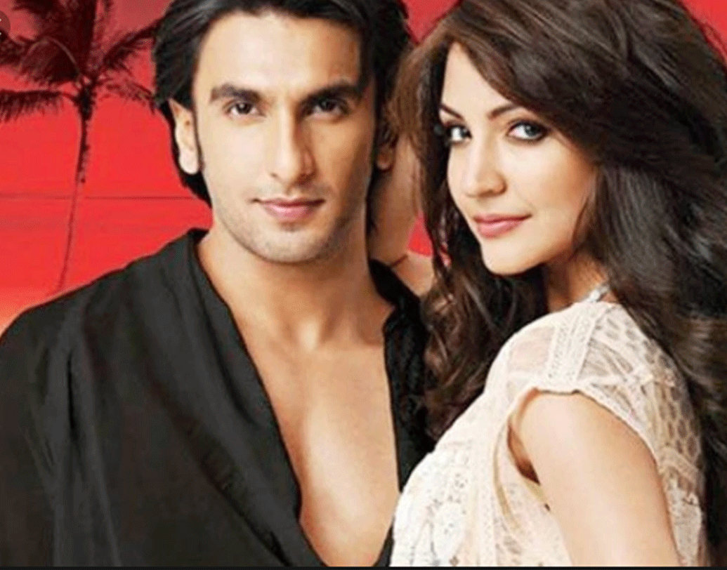 শাহরুখ খানের বিপরীতে অনুষ্কা শর্মা প্রথম অভিনয় করেছিলেন। তারপর রণবীর সিংহের বিপরীতে ‘ব্যান্ড বাজা বরাত’-এ অভিনয় করে দর্শকদের নজরে আসেন তিনি। সেই ফিল্মের পর থেকেই তাঁরা ডেট করতে শুরু করেন বলে শোনা যায়। তবে দু’জনে কোনওদিনই প্রকাশ্যে ডেট করার কথা স্বীকার করেননি।