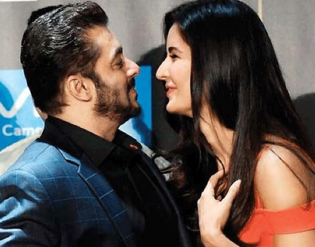 বলিউডে ক্যাটরিনা কইফের গডফাদার সলমন খান। দীর্ঘ ৫ বছর তাঁরা ডেট করেন। তবে এর পর তাঁদের সম্পর্ক ভেঙে যায়। ঐশ্বর্যের সঙ্গে সলমনের সম্পর্ক ভাঙার পর যে তিক্ততা দেখেছিল বলিউড. ক্যাটরিনার সঙ্গে তা হয়নি।