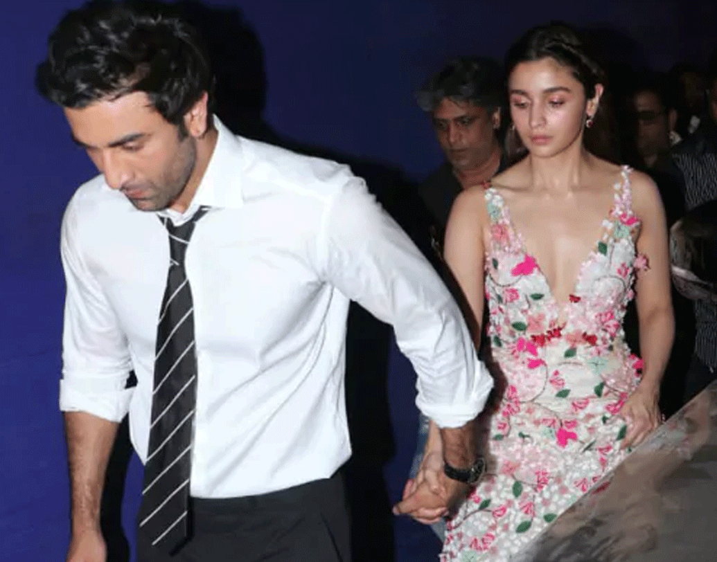 ডেট করার কথা অনেক পরে স্বীকার করেছেন আলিয়া-রণবীর। কিন্তু তার আগে দীপিকা পাডুকোনের সঙ্গে ডেট করতেন রণবীর কপূর। ডেট করেছেন ক্যাটরিনা কইফের সঙ্গেও।