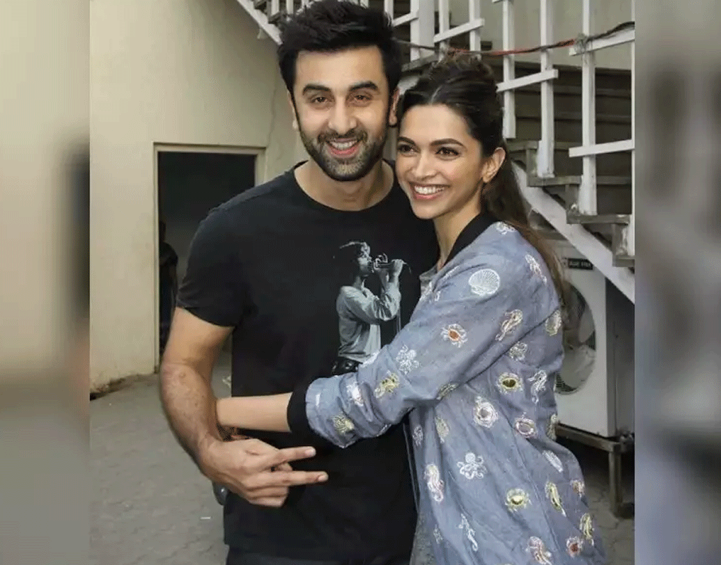 ব্রেক আপের পর দীপিকার সঙ্গে ‘ইয়ে জওয়ানি হ্যায় দিওয়ানি’ ফিল্মে অভিনয় করেছেন। প্রচুর বিজ্ঞাপনেও তাঁদের একসঙ্গে দেখা যায়। দীপিকার সন্তানদের সঙ্গে খেলার ইচ্ছার কথাও প্রকাশ্যে জানিয়েছেন রণবীর কপূর।