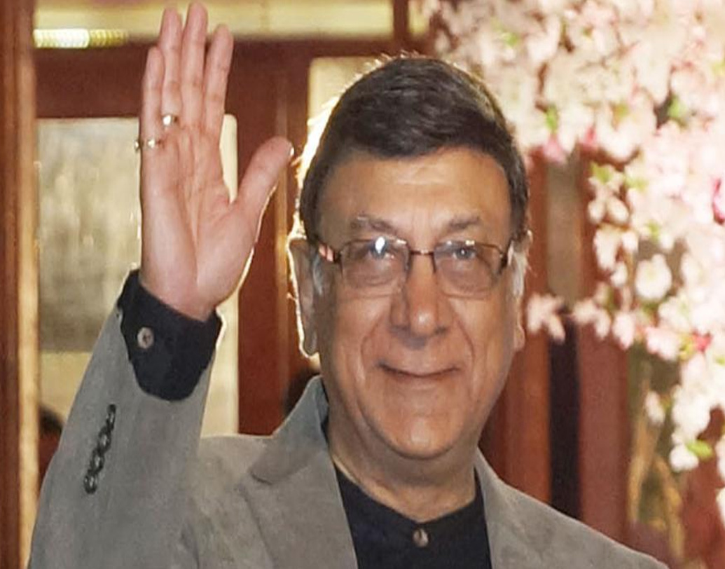 চতুর্থ ভাই বুধ আনন্দের ভূমিকায় অভিনয় করা কানওয়ারজিৎ পেন্টাল আবার কুশীলব হওয়ার থেকে বেশি গুরুত্ব দিয়েছেন অভিনয়ের শিক্ষক হওয়ায়। ইন্ডাস্ট্রিতে তিনি পরিচিত পেন্টাল এবং মাখ্খন নামেও। ‘জওয়ানি দিওয়ানি’, ‘রফু চক্কর’, ‘বাওরর্চি’, ‘পিয়া কা ঘর’, ‘জঙ্গল মেঁ মঙ্গল’, ‘খোটে সিক্কে’, ‘রোটি’ এবং ‘হীরা পান্না’ তাঁর অভিনীত উল্লেখযোগ্য ছবি।