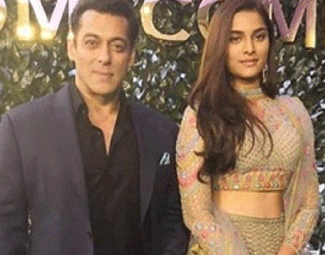 মহেশের দুই মেয়ে। প্রথমে শোনা গিয়েছিল বড় মেয়ে অশ্বামী দবং ৩-এ সলমনের বিপরীতে অভিনয় করবেন। কিন্তু পরে জানা যায়, অশ্বামী নয়, ছোট মেয়ে সাইকেই এই চরিত্রে দেখা যাবে।