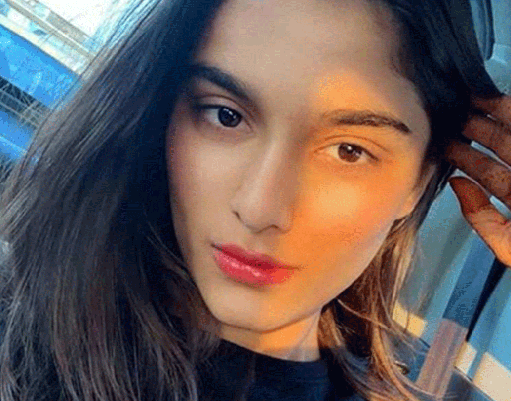 চুলবুল পাণ্ডে পুলিশের চাকরিতে যোগ দেওয়ার একেবারে প্রথমের দিকেই সাইয়ের সঙ্গে সলমনকে রোমান্স করতে দেখা যাবে। ছবিতে সাইয়ের নাম হয়েছে খুশি।