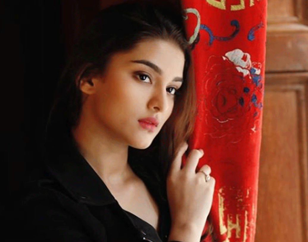 ১৯৯৮ সালে মুম্বইয়ে জন্ম সাইয়ের। অর্থাত্ তিনি সবে মাত্র ২১ বছর পূর্ণ করেছেন। আর সলমনের বয়স এখন ৫৩ বছর।