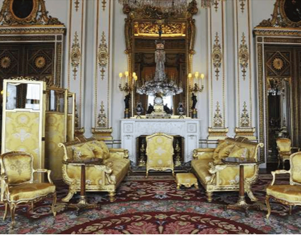 বাকিংহাম প্যালেস: রানির সরকারি বাসভবন এটি। ১৭০৩ সালে সেন্ট জেমস জেলায় ডিউক অফ বাকিংহাম এই টাউন হাউসটি বানিয়েছিলেন। পরে ১৭৬১ সালে রাজা তৃতীয় জর্জ প্রাসাদের বিস্তৃতি ঘটান। প্রায় সাড়ে ৮ লক্ষ বর্গফুটের এই প্রাসাদে মোট ৭৭৫টি ঘর রয়েছে। এর মধ্যে বিলাসবহুল শৌচালয়ই রয়েছে ৮০টি।