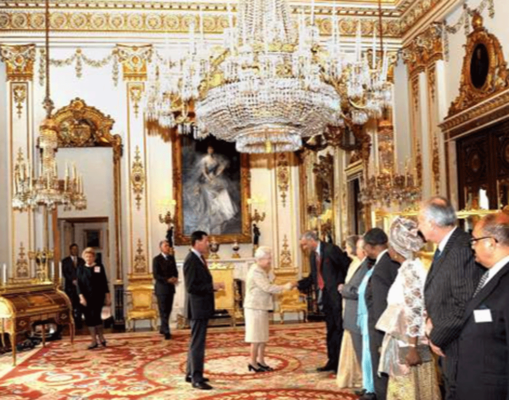 সপ্তাহের বেশির ভাগ সময় রানি দ্বিতীয় এলিজাবেথ এই প্রাসাদে থাকেন। বছরে প্রায় ৫০ হাজার অতিথি এই প্রাসাদে আসেন। রানির নিজস্ব পছন্দের গ্যালারিতে রয়েছে সারা বিশ্বের অন্যতম সেরা প্রায় ৪৫০টি ছবি। ৪০ একর খেলার মাঠও রয়েছে এই প্রাসাদ সংলগ্ন এলাকায়।