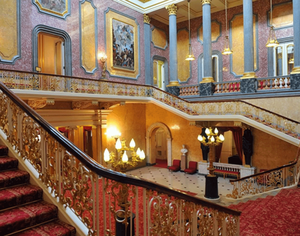 এই প্রাসাদে একটি ন’টা ঘরের ব্যক্তিগত অ্যাপার্টমেন্টে থাকেন রানি। তিনি নাকি প্রথমে চেয়েছিলেন প্রাসাদ সংলগ্ন ক্লারেন্স হাউসে থাকতে। কিন্তু তাঁকে পারিবারিক পরম্পরা বজায় রাখতে এই প্রাসাদেই থাকতে হয়েছে।