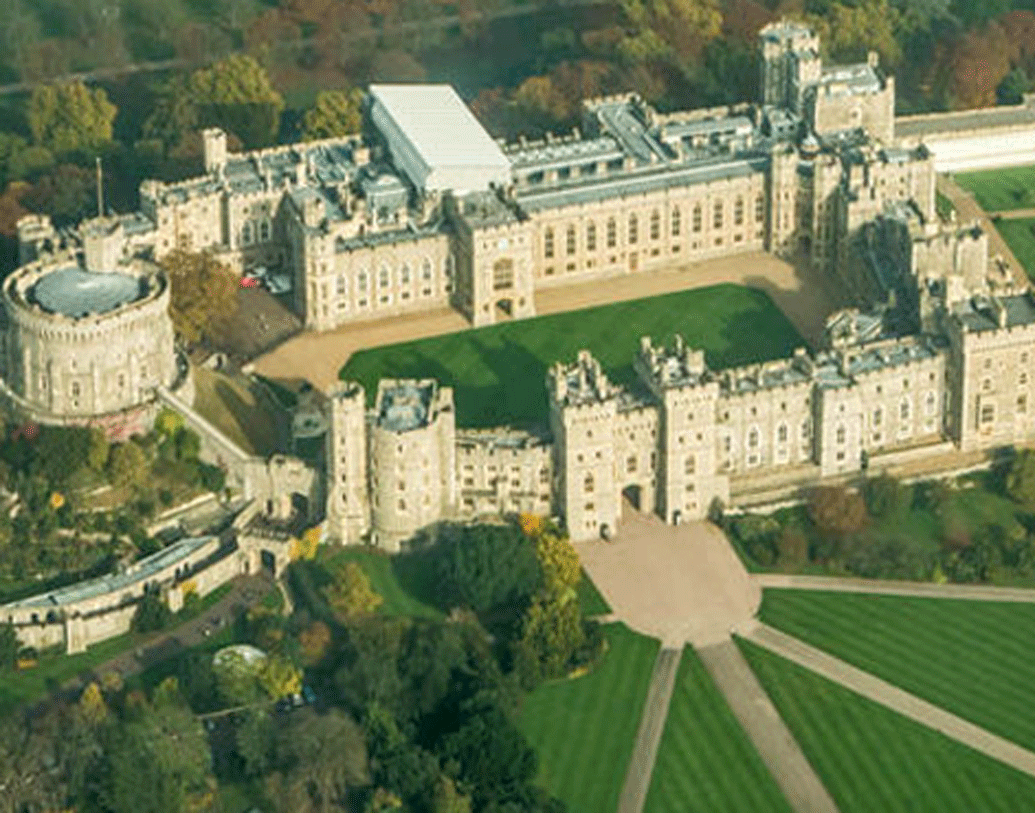 উইন্ডসর ক্যাসল: বাকিংহাম প্যালেসের পর উইন্ডসর ক্যাসলই রানির সবচেয়ে পছন্দের ঠিকানা। মোট এক হাজারটি ঘর রয়েছে এতে। ৪ লক্ষ ৮৪ বাজার বর্গ ফুট এলাকা জুড়ে রয়েছে এই প্রাসাদটি। বিশেষ করে ইস্টারের সময় তিনি এই প্রাসাদে কাটান।