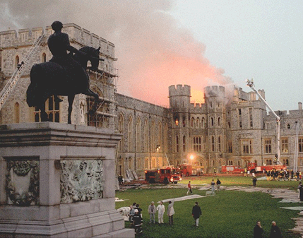 বাকিংহাম প্যালেসের মতো উইন্ডসর প্যালেসের রক্ষণাবেক্ষণের বিপুল খরচ। ১৯৯২ সালে আগুন লাগার পর এই প্রাসাদ মেরামত করতে প্রায় ২৩৫ কোটি টাকা খরচ হয়েছিল।