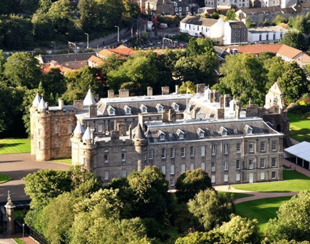 হোলিরুড হাউস: ১৬০০ শতকে স্কটল্যান্ডের রাজা-রানিরা থাকতেন এই প্রাসাদে। আরও আগে ১১২৮ সালে এটি ছিল একটি মনাস্ট্রি। স্কটল্যান্ডের রাজা চতুর্থ জেমস এটি তৈরি করেন। পরে ইংল্যান্ডের রাজারানিরা এটির দেখভাল করতেন। স্কটল্যান্ডের ইতিহাস, সংস্কৃতির সঙ্গে ওতপ্রোত ভাবে জড়িয়ে এই প্রাসাদ।