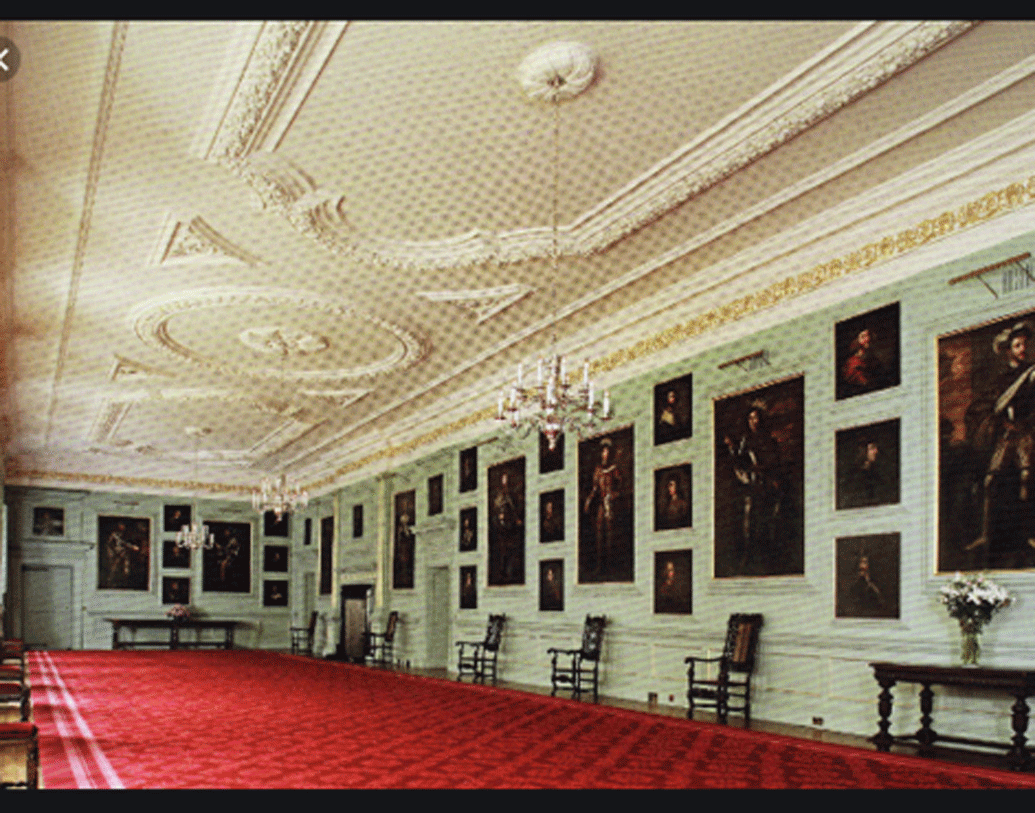 স্কটল্যান্ডে রানির যাবতীয় সরকারি কাজকর্ম হয় এই প্রাসাদ থেকেই। রানি বা রাজপরিবারের কেউই যখন থাকেন না, প্রাসাদ ফাঁকা থাকে, তখন তাঁদের ব্যক্তিগত থাকার জায়গা, আর্ট গ্যালারি খুলে দেওয়া হয় দর্শকদের জন্য। স্কটল্যান্ডের প্রায় ১০০ জন শাসকের ছবি রয়েছে এই গ্যালারিতে। সম্প্রতি প্রায় ৮৬ কোটি টাকা দিয়ে রক্ষণাবেক্ষণ ও মেরামতের কাজ হয়েছে এই প্রাসাদে।