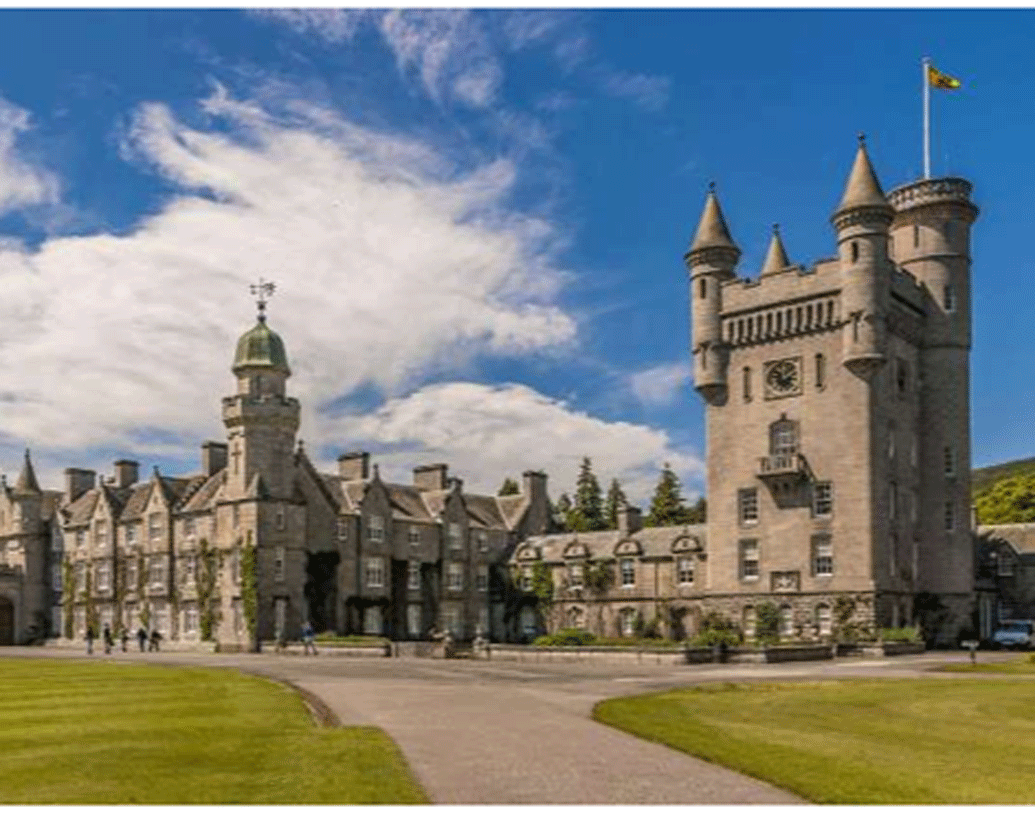 বালমোরাল ক্যাসল: বাকিংহাম, উইন্ডসর বা হলিরুড হাউসের মতো ক্রাউন এস্টেটের তত্ত্বাবধানে নেই এই প্রাসাদ। রানি দ্বিতীয় এলিজাবেথের একান্ত ব্যক্তিগত প্রাসাদ এটি। স্কট-বারোনিয়াল স্টাইলের এই বালমোরাল প্রাসাদটি প্রায় ৫০ হাজার একর জমির উপর তৈরি। প্রাচীন ক্যালিডোনিয়ান স্টাইলে তৈরি এই প্রাসাদটি। প্রাসাদ লাগোয়া বেশ কিছু প্রাচীন বাংলোও রয়েছে।