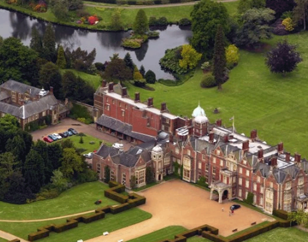 স্যান্ডরিংহ্যাম প্রাসাদ: প্রায় ২০ হাজার একর জায়গা জুড়ে বিস্তৃত। ১৮৬২ সালে রানি ভিক্টোরিয়া এটি নিজের ছেলে সপ্তম এডওয়ার্ডের জন্য ক্রয় করেন। বড়দিন থেকে ফেব্রুয়ারি পর্যন্ত রানি এলিজাবেথ থাকেন এই প্রাসাদেই। জনগণের উদ্দেশে বলা তাঁর বেশিরভাগ বার্তাই এই বাড়ি থেকে রেকর্ড হয়।