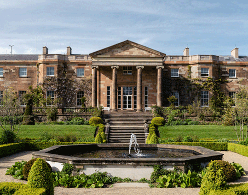 হিলসবোরো ক্যাসল: উত্তর আয়ারল্যান্ডের লিসবার্নের কাছে এই প্রাসাদে রানি সবচেয়ে কম দিন থেকেছেন। ১৮ শতকের শেষের দিকে এই হিলসবোরো প্রাসাদ তৈরি করেন উইলস হিল। দুই একর জমির উপর তৈরি এই দোতলা জর্জিয়ান ম্যানসনটি।