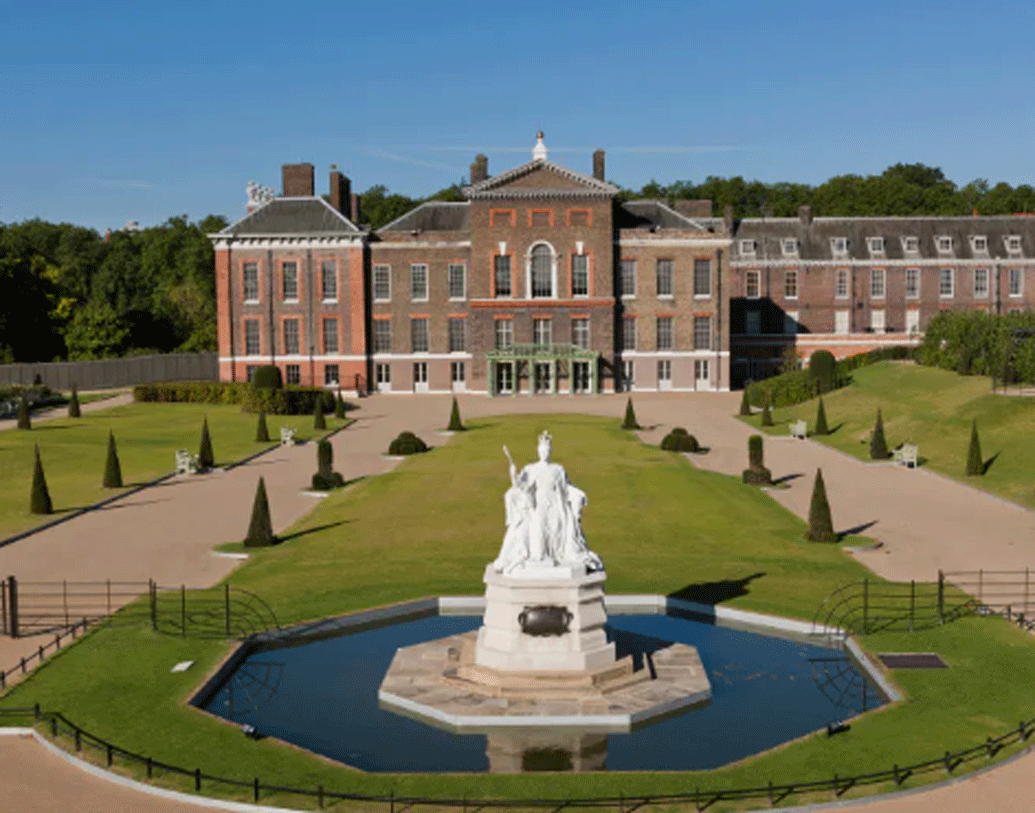 কেনসিংটন প্যালেস: ১৭০০ শতকের কেনসিংটন রাজপ্রাসাদের বর্তমান বাসিন্দা কেমব্রিজের ডিউক ও ডাচেস প্রিন্স হ্যারি ও তাঁর স্ত্রী কেট। প্রায় ৪.৫ মিলিয়ন ডলার (ভারতীয় মুদ্রায় ৩৩ কোটি টাকা) খরচ করে ১৯টি ঘরের সুইটের রক্ষণাবেক্ষণ করা হয়েছে। এই প্রাসাদের অর্ধেকটায় রাজপরিবারের সদস্যেরা বাস করেন, বাকি অর্ধেক সাধারণের জন্য খুলে দেওয়া হয়েছে।