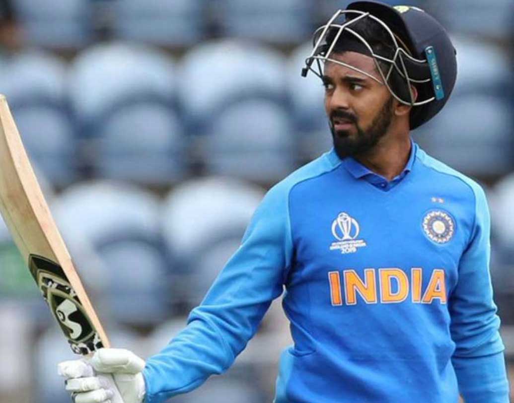 লোকেশ রাহুল- দক্ষিণ আফ্রিকার বিরুদ্ধে টি টোয়েন্টি সিরিজে দলে থাকলেও তিনি খেলেননি। টেস্ট দল থেকেও বাদ দেওয়া হয় তাঁকে। টেস্টে ওপেন করতে নেমে রোহিত শর্মা নিজের জায়গা পাকা করে ফেলেন দক্ষিণ আফ্রিকার বিরুদ্ধে। নিজেকে প্রমাণ করতে বাংলাদেশ সিরিজ খুব গুরুত্বপূর্ণ হতে চলেছে রাহুলের জন্য।