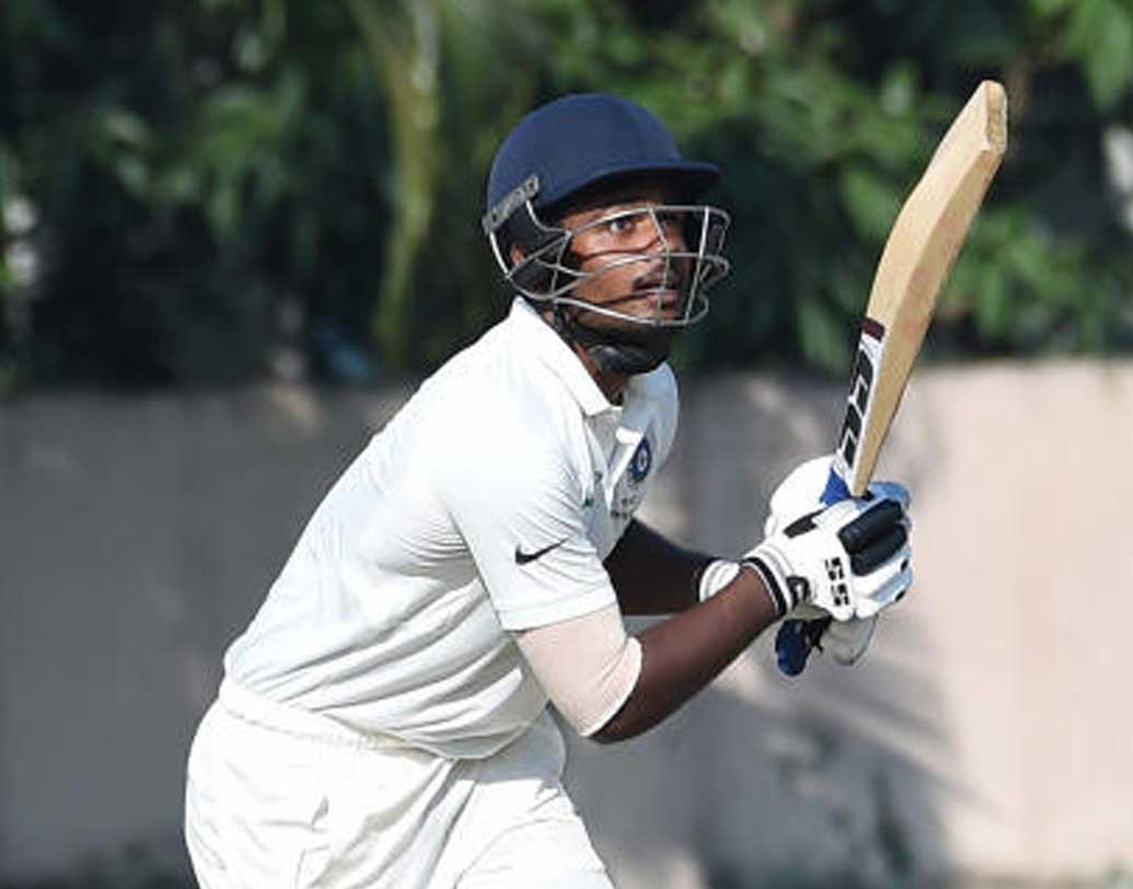 সঞ্জু স্যামসন— ঘরোয়া ক্রিকেটে সঞ্জু স্যামসন দুর্ধান্ত পারফরম্যান্স করেছেন। ডাবল সেঞ্চুরিও হাঁকিয়েছেন বিজয় হজারে ট্রফিতে। অনেক দিন ধরেই গৌতম গম্ভীরের মতো প্রাক্তন ওপেনার সঞ্জুর জন্য গলা ফাটিয়ে আসছেন। বাংলাদেশের বিরুদ্ধে টি টোয়েন্টি সিরিজে তাঁকে সুযোগ দিলেন নির্বাচকরা।