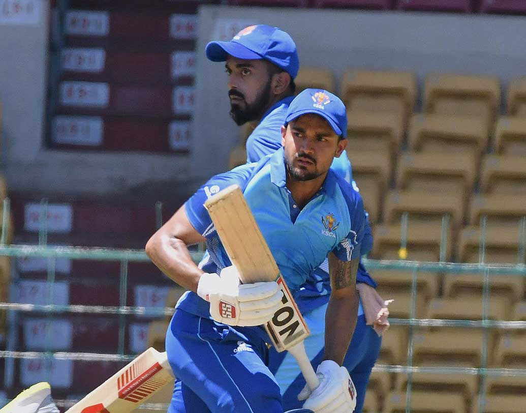 মণীশ পাণ্ডে — মণীশ পাণ্ডে বিজয় হাজারে ট্রফিতে রানের মধ্যে রয়েছেন। ৯টি ম্যাচে ৫২৫ রান করেছেন তিনি। ঘরোয়া ক্রিকেটে রান পাওয়ার জন্য বাংলাদেশের বিরুদ্ধে দলে রাখা হয়েছে মণীশ পাণ্ডেকে।