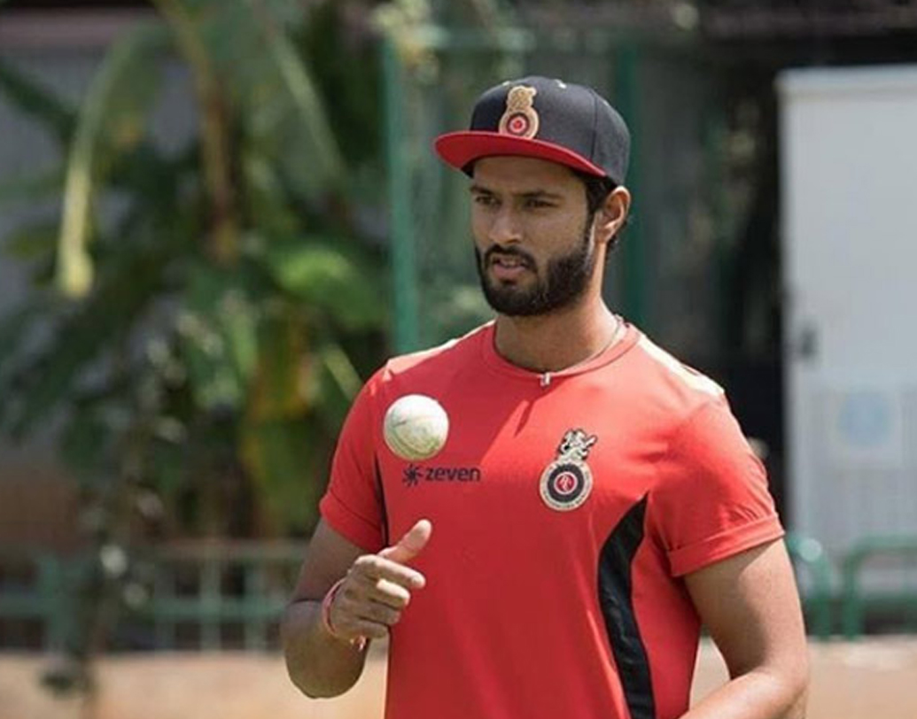 শিবম দুবে— সদ্য অস্ত্রোপচার হয়েছে হার্দিক পাণ্ড্যর। এখনই মাঠে ফেরার সম্ভাবনা নেই তাঁর। হার্দিক পাণ্ড্যর অনুপস্থিতিতে শিবম দুবে নিজেকে প্রমাণ করার চেষ্টা করবেন বাংলাদেশের বিরুদ্ধে। ঘরোয়া ক্রিকেটে মুম্বইয়ের হয়ে খেলে নজর কাড়েন তিনি। আইপিএলে খেলেন আরসিবি-র হয়ে। দেশের জার্সিতে এ বার তিনি কেমন খেলেন, সেই দিকে দৃষ্টি থাকবে সবার।