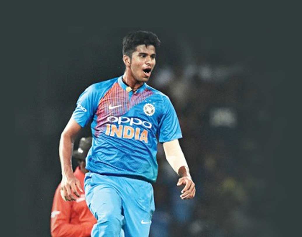 ওয়াশিংটন সুন্দর- অফস্পিনার, ব্যাটের হাতটাও বেশ ভাল। পাওয়ারপ্লে চলাকালীন বল করতে পারেন। খুব বেশি বল হয়তো ঘোরান না। কিন্তু, টি টোয়েন্টিতে তাঁর হাতে নতুন বলও তুলে দেওয়া হয়েছে বহু বার। বাংলাদেশের বিরুদ্ধে বড় পরীক্ষা ওয়াশিংটন সুন্দরের।