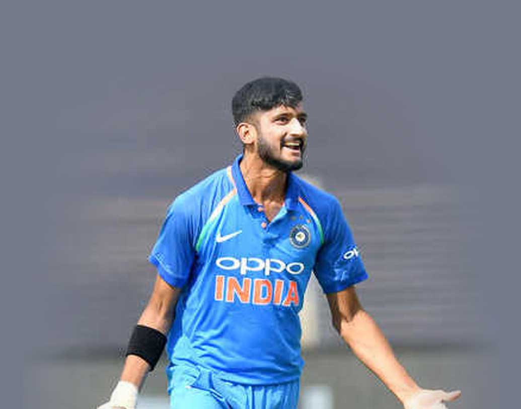 খলিল আহমেদ— ওয়েস্ট ইন্ডিজ সফরে নজর কাড়েন খলিল। তাঁর বোলিংয়ে বেগ পেতে হয়েছিল ক্যারিবিয়ান ব্যাটসম্যানদের। সেই কারণেই বাংলাদেশের বিরুদ্ধে টি টোয়েন্টি দলে নেওয়া হয়েছে খলিল আহমেদকে। উইকেট নেওয়ার পরে তাঁর উদযাপন ইতিমধ্যেই বিখ্যাত হয়ে গিয়েছে। প্রতিপক্ষের উইকেট তুলে নেওয়ার পরে কাউকে ফোন করছেন এই ভঙ্গিতে ছুটতে দেখা যায় তাঁকে। বাংলাদেশের বিরুদ্ধেও একই ভঙ্গিতে দেখা যাবে খলিল আহমেদকে।